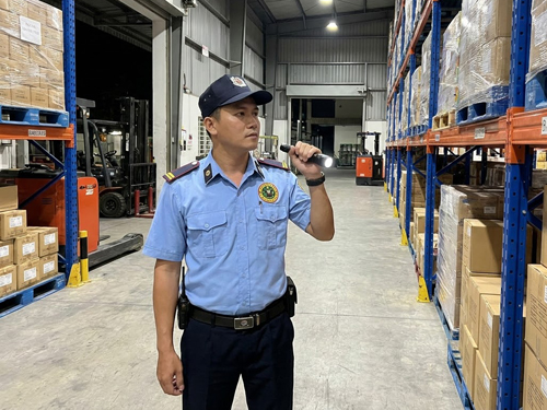 Công việc tuần tra kho hàng của nhân viên bảo vệ - 4