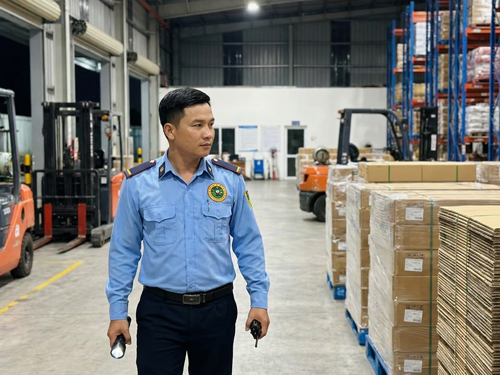 Công việc tuần tra kho hàng của nhân viên bảo vệ - 6